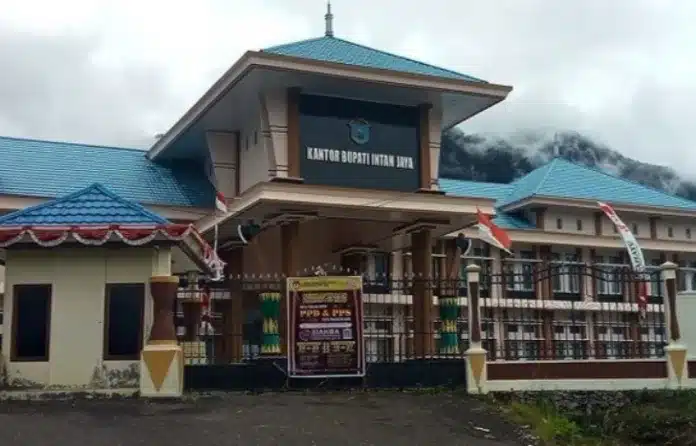 Ketua Tim Pendamping Program Keluarga Harapan (PKH) Kementerian Sosial Kabupaten Intan Jaya, Nemia K. Abugau, SE meminta Dinas Sosial Kabupaten Intan Jaya untuk bersikap transparan, terbuka, dan kooperatif terkait data penerima bantuan sosial (bansos) serta mekanisme penyaluran Program Keluarga Harapan (PKH) dari Kementerian Sosial Republik Indonesia.