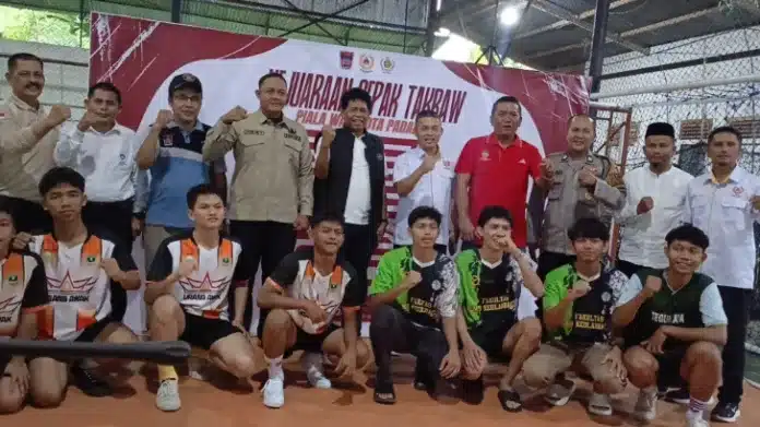 Kejuaraan Sepak Takraw Piala Wali Kota Padang 2026 Resmi Dibuka, Ajang Seleksi Atlet Porprov Sumbar Kejuaraan Sepak Takraw Piala Wali Kota Padang Tahun 2026 resmi dibuka oleh Wakil Ketua DPRD Kota Padang, Jupri, di Lapangan BB Futsal Balai Baru, Kecamatan Kuranji, Kota Padang, Jumat (15/5/2026) sore. Kejuaraan tersebut dijadwalkan berlangsung selama tiga hari hingga Minggu (17/5/2026).
