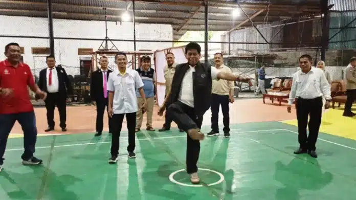 Kejuaraan Sepak Takraw Piala Wali Kota Padang Tahun 2026 resmi dibuka oleh Wakil Ketua DPRD Kota Padang, Jupri, di Lapangan BB Futsal Balai Baru, Kecamatan Kuranji, Kota Padang, Jumat (15/5/2026) sore. Kejuaraan tersebut akan berlangsung selama tiga hari hingga Minggu (17/5/2026).