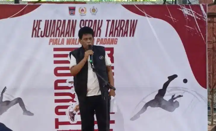 Kejuaraan Sepak Takraw Piala Wali Kota Padang Tahun 2026 resmi dibuka oleh Wakil Ketua DPRD Kota Padang, Jupri, di Lapangan BB Futsal Balai Baru, Kecamatan Kuranji, Kota Padang, Jumat (15/5/2026) sore.