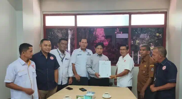 Surat kesediaan tersebut diserahkan langsung oleh Bendahara KONI Kota Padang, Zulhardi Z Latif bersama Sekretaris KONI Kota Padang, Tri Putra Junaidi Nasution kepada pengurus KONI Sumatera Barat pada Selasa (19/5/2026) di Kantor KONI Sumbar.