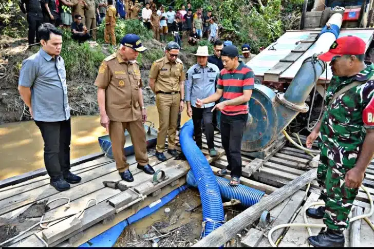 Gubernur Sumatera Barat, Mahyeldi Ansharullah, turun langsung meninjau aktivitas Penambangan Emas Tanpa Izin (PETI) di kawasan Batu Gando, Nagari Muaro, Kabupaten Sijunjung, Selasa (19/5/2026).