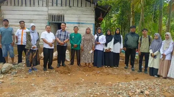 Ketua Pimpinan Daerah Muhammadiyah (PDM) Kota Padang Al-Amin, S.Sos, M.M didampingi Kepala SMK Muhammadiyah 1, Dr. M. Fikar, S.Ag., M.M., M.Pd mengunjungi sekaligus menyerahkan bantuan kepada korban bencana banjir bandang di kawasan Pasar Lalang, Kecamatan Kuranji, Kota Padang, Rabu (20/5/2026).