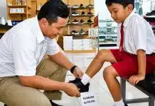 Sorotan Anggaran Sepatu Sekolah Rakyat Rp700 Ribu Picu Polemik Polemik mengenai anggaran program Sekolah Rakyat tahun 2026 menjadi perhatian publik setelah muncul asumsi harga sepatu siswa mencapai Rp700 ribu per pasang. (Foto: Ilustrasi)