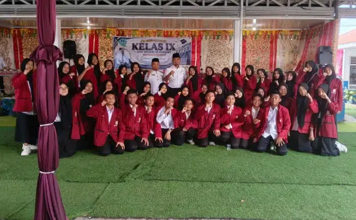 Suasana haru dan penuh kebersamaan mewarnai kegiatan perpisahan siswa-siswi kelas IX Tahun Pelajaran 2025/2026 SMP Negeri 10 Padang yang digelar di SMP Negeri 10 Padang yang berlokasi di Jl. Dr. M. Hatta, Pasar Ambacang, Kecamatan Kuranji, Kota Padang, Selasa (3/6/2026) siang.