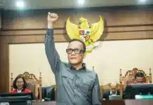 Mantan Wamenaker Immanuel Ebenezer Divonis 4,5 Tahun Penjara dalam Kasus Suap Sertifikat K3 Mantan Wakil Menteri Ketenagakerjaan Immanuel Ebenezer Gerungan atau Noel saat mendengarkan pembacaan putusan majelis hakim di Pengadilan Tipikor Jakarta, Kamis (4/6/2026). Noel dinyatakan bersalah dalam perkara suap dan gratifikasi terkait pengurusan sertifikat K3 dan dijatuhi hukuman 4 tahun 6 bulan penjara. (Foto: Iqbal Firdaus/Kumparan).