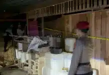Polres Sijunjung Berhasil Bongkar Dugaan Penimbunan BBM Subsidi, Tiga Pelaku dan Ribuan Liter Bio Solar Diamankan Kapolres Sijunjung melalui Kasat Reskrim AKP Hendra Yose, S.H., M.H., menjelaskan bahwa pengungkapan kasus bermula saat Tim Unit Reaksi Cepat (URC) Harimau Campo Satreskrim Polres Sijunjung melaksanakan patroli rutin pengawasan distribusi BBM subsidi di wilayah hukum Polres Sijunjung pada Kamis (4/6/2026) sekitar pukul 22.30 WIB.