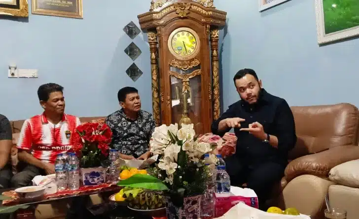 Fadly Amran dan Irwan Basir Satukan Langkah, Dorong Program Pro-Rakyat di Kota Padang 1 Wali Kota Padang, Fadly Amran, menghadiri kegiatan silaturahmi bersama tokoh masyarakat yang digelar di kediaman Tokoh Masyarakat Kota Padang, Irwan Basir Datuk Rajo Alam, di Perumahan Kalama Permai, Kecamatan Kuranji, Kota Padang, Sabtu (6/6/2026) sore.