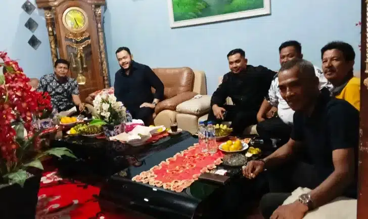 Fadly Amran dan Irwan Basir Satukan Langkah, Dorong Program Pro-Rakyat di Kota Padang 2 Kegiatan yang berlangsung dalam suasana penuh keakraban tersebut dihadiri oleh Camat Kuranji Rozaldi Rosman, Lurah Lambuang Bukit, jajaran Dubalang Kota Padang, para tokoh masyarakat, ketua RT dan RW, Bundo kandung serta sejumlah elemen masyarakat lainnya.
