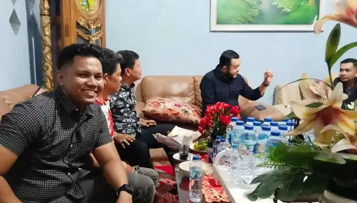 Fadly Amran dan Irwan Basir Satukan Langkah, Dorong Program Pro-Rakyat di Kota Padang 3 Kegiatan yang berlangsung dalam suasana penuh keakraban tersebut dihadiri oleh Camat Kuranji Rozaldi Rosman, Lurah Lambuang Bukit, jajaran Dubalang Kota Padang, para tokoh masyarakat, ketua RT dan RW, Bundo kandung serta sejumlah elemen masyarakat lainnya.