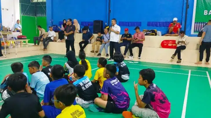 Anak Nagari Cup I Jadi Langkah Strategis Cetak Atlet Bulutangkis Masa Depan Kota Padang 4 Ketua KONI Kota Padang, Erianto, terhadap perkembangan olahraga bulutangkis sangat besar. Berbagai agenda kejuaraan telah dipersiapkan sebagai wadah kompetisi dan pembentukan mental bertanding bagi para atlet muda.