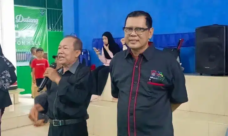 Anak Nagari Cup I Jadi Langkah Strategis Cetak Atlet Bulutangkis Masa Depan Kota Padang 3 Sebelah kiri Sekretaris Panitia Turnamen Anak Nagari Cup I, Akhiruddin