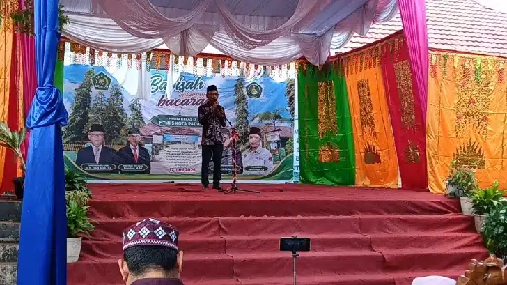 MTsN 5 Padang Antar Alumni Menuju Masa Depan, Adab dan Akhlak Jadi Pesan Utama 3 Kepala MTsN 5 Kota Padang, Noprizal, M.Pd., menyampaikan rasa syukur dan terima kasih kepada seluruh orang tua yang telah mempercayakan pendidikan putra-putrinya kepada MTsN 5 Kota Padang.
