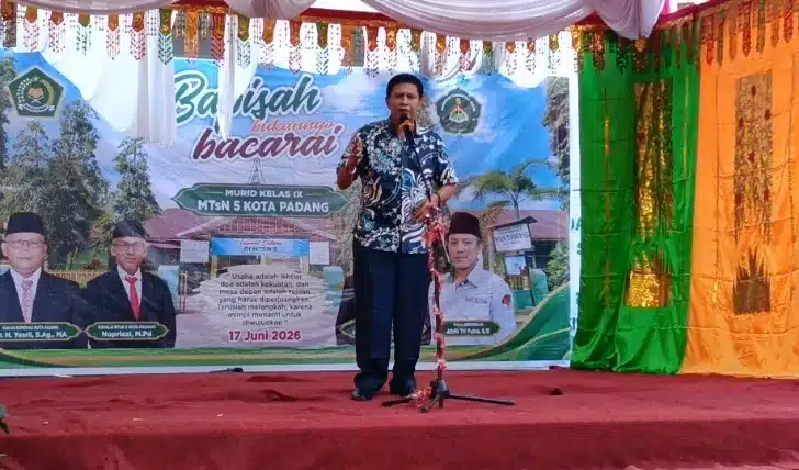 MTsN 5 Padang Antar Alumni Menuju Masa Depan, Adab dan Akhlak Jadi Pesan Utama 4 Ketua Komite MTsN 5 Kota Padang, Irwan Basir Dt. Rajo Alam, S.H., M.M., memberikan apresiasi tinggi kepada pihak madrasah yang terus berupaya meningkatkan mutu pendidikan sekaligus membangun karakter peserta didik.