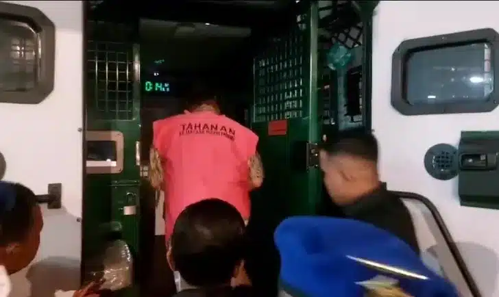 Akhir Pelarian Beny Saswin Nasrun, DPO Kasus Korupsi Kredit Perbankan Rp34 Miliar Tiba di Sumbar 1 Beny Saswin Nasrun tiba di Bandara Internasional Minangkabau (BIM), Kabupaten Padang Pariaman, pada Kamis sore sekitar pukul 18.40 WIB dengan pengawalan ketat aparat penegak hukum.