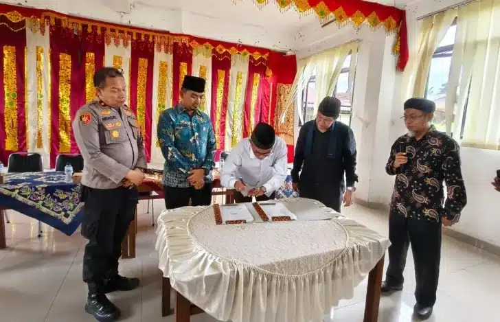 KAN Pauh IX Sahkan Aturan Adat, Peran Ninik Mamak dan Sumando dalam Baralek Nikah Dipertegas 2 Kerapatan Adat Nagari (KAN) Pauh IX bersama Majelis Pertimbangan Adat (MPA) Pauh IX menggelar kegiatan musyawarah dan silaturahmi dengan Camat Kuranji serta unsur Forkopimca yang dirangkai dengan pengesahan aturan adat Nagari Pauh IX, Jumat (19/6/2026).