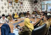 FGD Penilaian Tokoh Masyarakat Digelar, Setiap Bidang Usulkan Empat Kandidat Terbaik FGD ini menghadirkan sejumlah narasumber dari Tim Percepatan Wali Kota Padang, yakni Irwan Basir Datuk Rajo Alam, S.H., M.M., Zaitul Ikhlas, serta Musmaizer Datuk Gamuk.