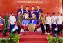 Kadis PMPTSP Buka Rakercab HIPMI Padang 2026, Tegaskan Pengusaha Muda Harus Jadi Motor Penggerak Ekonomi Daerah Kepala Dinas Penanaman Modal dan Pelayanan Terpadu Satu Pintu (PMPTSP) Kota Padang, Fauzan Ibnovi, mewakili Wali Kota Padang secara resmi membuka Rapat Kerja Cabang (Rakercab) dan Pendidikan dan Pelatihan Cabang (Diklatcab) BPC HIPMI Kota Padang Tahun 2026 yang digelar di Hotel Basko Padang, Kamis (25/6/2026).