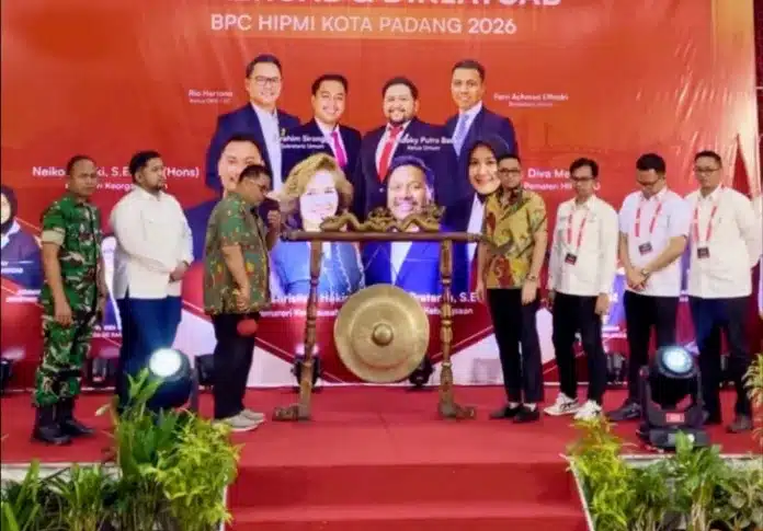 Kepala Dinas Penanaman Modal dan Pelayanan Terpadu Satu Pintu (PMPTSP) Kota Padang, Fauzan Ibnovi, mewakili Wali Kota Padang secara resmi membuka Rapat Kerja Cabang (Rakercab) dan Pendidikan dan Pelatihan Cabang (Diklatcab) BPC HIPMI Kota Padang Tahun 2026 yang digelar di Hotel Basko Padang, Kamis (25/6/2026).
