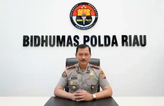 Jabatan Kepala Bidang Hubungan Masyarakat (Kabid Humas) Polda Riau resmi berganti. Pergantian tersebut merupakan bagian dari mutasi dan rotasi jabatan di lingkungan Kepolisian Negara Republik Indonesia berdasarkan Surat Telegram Kapolri yang diterbitkan pada Jumat (26/6/2026).
