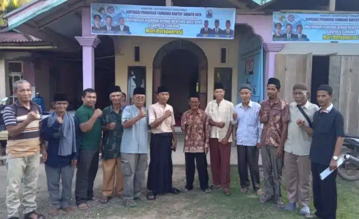 Pertemuan tersebut dihadiri oleh jajaran pengurus dan anggota Koperasi Tambang Rakyat Sakato Jaya, serta para Ninik Mamak Nagari Padang Laweh sebagai bentuk dukungan terhadap pembentukan koperasi dan upaya mewujudkan pengelolaan pertambangan rakyat yang legal, tertib, dan berkelanjutan.