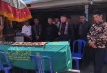 Irwan Basir: Kematian adalah Pengingat, Perbanyak Amal Selagi Masih Diberi Kesempatan Hidup Ketua Majelis Pertimbangan Adat (MPA) Kerapatan Adat Nagari (KAN) Pauh IX Kuranji, Irwan Basir Datuak Rajo Alam, melepas keberangkatan jenazah almarhum Meryul Zaheri (58), dari Suku Caniago, pada Rabu (1/7/2026), di Kecamatan Kuranji, Kota Padang.