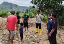 Gerak Cepat! Camat Kuranji Rozaldi Rosman Tinjau Perbaikan Sungai Pascabanjir yang Sudah Capai 95 Persen Peninjauan aliran sungai yang berlangsung sekitar pukul 16.35 WIB tersebut dipimpin Camat Kuranji, Rozaldi Rosman, S.STP., M.Si., sebagai bentuk pengawasan terhadap pelaksanaan perbaikan infrastruktur pascabencana sekaligus memastikan pekerjaan berjalan sesuai dengan rencana.