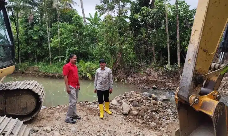 Peninjauan aliran sungai yang berlangsung sekitar pukul 16.35 WIB tersebut dipimpin Camat Kuranji, Rozaldi Rosman, S.STP., M.Si., sebagai bentuk pengawasan terhadap pelaksanaan perbaikan infrastruktur pascabencana sekaligus memastikan pekerjaan berjalan sesuai dengan rencana.
