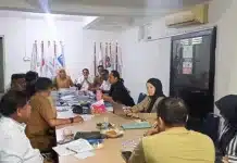 KONI Kota Padang Perkuat Satgas Porprov 2026, Bidik Sukses Tuan Rumah dan Pertahankan Juara Umum Rapat yang berlangsung di Sekretariat KONI Kota Padang, Jalan Rasuna Said Nomor 46, Jati Baru, Kecamatan Padang Timur, Senin (13/7/2026) sore itu menjadi momentum penting dalam menyatukan langkah seluruh unsur Satgas guna memastikan kesiapan Kota Padang, baik sebagai tuan rumah penyelenggara maupun sebagai peserta yang menargetkan keberhasilan prestasi dengan mempertahankan gelar Juara Umum Porprov Sumatera Barat.