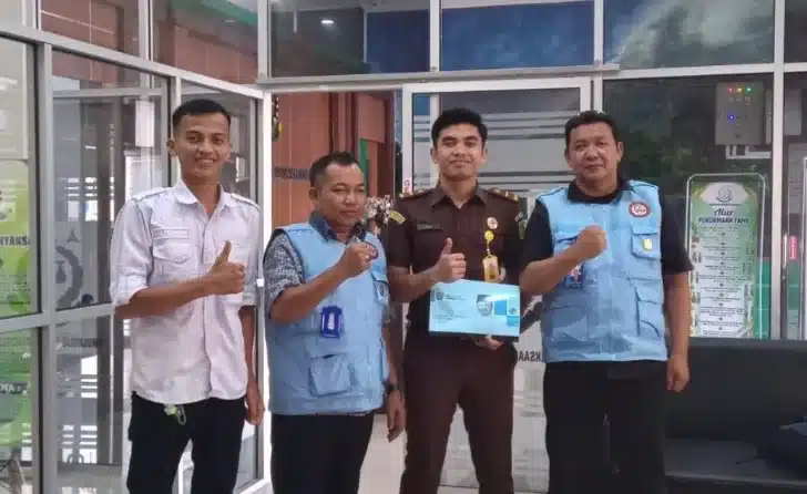 Dukung Arah Kebijakan Presiden Prabowo, Koperasi Tambang Rakyat Sakato Jaya Resmi Laporkan Keberadaannya ke Pemkab Sijunjung 2 Surat pemberitahuan tersebut disampaikan kepada Dinas Koperasi, UMKM, Perindustrian dan Perdagangan Kabupaten Sijunjung, Dinas Perumahan Rakyat, Kawasan Permukiman dan Lingkungan Hidup Kabupaten Sijunjung, Pemerintah Kabupaten Sijunjung, Polres Sijunjung, Kodim 0310/SS, Kejaksaan Negeri Sijunjung, serta sejumlah Organisasi Perangkat Daerah (OPD) terkait lainnya.