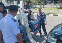Belasan Mobil Parkir Sembarangan Diderek Dishub Padang, Pelanggar Dikenai Denda hingga Rp500 Ribu Dinas Perhubungan (Dishub) Kota Padang kembali menunjukkan komitmennya dalam menciptakan ketertiban dan kelancaran lalu lintas dengan menggelar operasi penertiban kendaraan yang parkir sembarangan di sejumlah ruas jalan protokol.