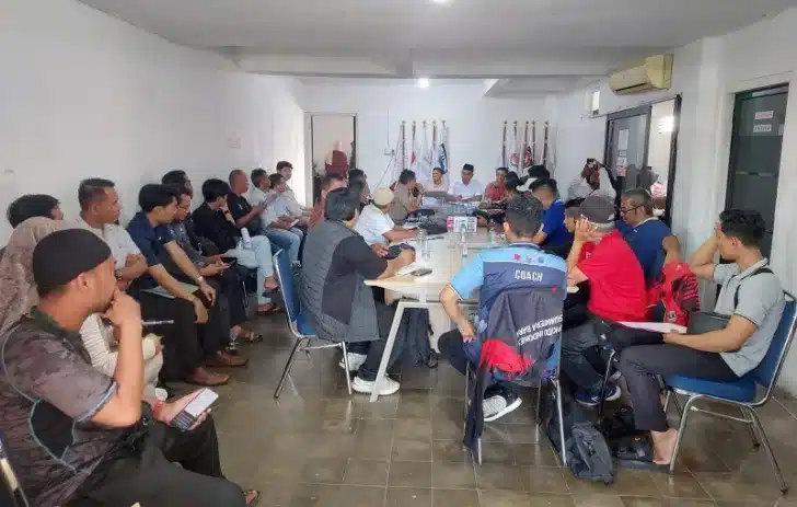 Dalam rangka memantapkan persiapan Kontingen Kota Padang menghadapi Pekan Olahraga Provinsi (PORPROV) XVI Sumatera Barat Tahun 2026, Satuan Tugas (Satgas) KONI Kota Padang menggelar rapat koordinasi bersama seluruh Pengurus Cabang (Pengcab) olahraga di Kantor KONI Kota Padang, Jalan Rasuna Said Nomor 56, Jumat (24/7/2026).