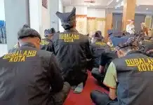Viral Joget Berpakaian Terbuka di Kuranji, Peran Dulang Kota Padang Jadi Sorotan Publik Beredarnya video viral di media sosial yang memperlihatkan aksi sejumlah perempuan berpakaian terbuka berjoget dalam sebuah hiburan organ tunggal di Jalan Rimbo Tarok, Kelurahan Kuranji, Kecamatan Kuranji, Kota Padang, menuai perhatian luas dari masyarakat.