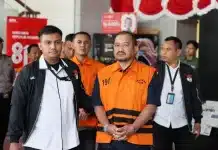 KPK Resmi Tahan Bupati Pemalang Anom Widiyantoro dalam Kasus Dugaan Korupsi Proyek Pemkab Komisi Pemberantasan Korupsi (KPK) resmi menahan Bupati Pemalang, Anom Widiyantoro, setelah terjaring dalam Operasi Tangkap Tangan (OTT) yang digelar beberapa hari lalu. Anom terlihat mengenakan rompi oranye khas tahanan KPK saat keluar dari Gedung Merah Putih KPK, Jakarta, Kamis (30/7/2026).