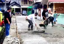 Betonisasi Manunggal Tingkatkan Kualitas Jalan dan Mobilitas Warga Sawahan Timur Lembaga Pemberdayaan Masyarakat (LPM) Kelurahan Sawahan Timur, Kecamatan Padang Timur, bersama Pemerintah Kelurahan dan masyarakat setempat melaksanakan pembenahan jalan lingkungan melalui program Betonisasi Manunggal di RT 01 RW 02, Minggu (2/8/2026).
