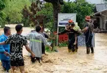 Banjir Kembali Rendam Kota Padang, Warga Pertanyakan Kinerja Fadly Amran-Maigus Nasir Luapan air sungai akibat hujan deras berdurasi panjang merendam ratusan rumah warga di sejumlah kecamatan di Kota Padang, Sumatera Barat, pada Senin (3/8/2026). Musibah ini memaksa sedikitnya 60 jiwa dievakuasi oleh tim SAR gabungan dan 400 Kepala Keluarga mengungsi.