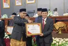 Ketua PWI Sumbar Widya Navies Raih PIN Emas HJK Padang ke-357, Apresiasi Dedikasi di Bidang Komunikasi dan Teknologi Informasi Ketua Persatuan Wartawan Indonesia (PWI) Sumatera Barat, Widya Navies, menerima Penghargaan PIN Emas dan Piagam Penghargaan di bidang Komunikasi dan Teknologi Informasi dalam rangka Hari Jadi Kota (HJK) Padang ke-357.