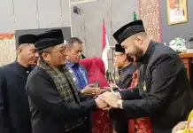 HJK Padang ke-357, Hendri Septa Soroti Bencana dan Pembangunan Kota Padang Mantan Wali Kota Padang H. Hendri Septa bersalaman dan menyampaikan ucapan selamat HJK Padang ke-357 kepada Wali Kota Padang Fadly Amran di Gedung Paripurna DPRD Kota Padang, Jumat (7/8/2026).