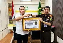 BPI KPNPA RI Apresiasi Kejari Padang, Koswara Digadang atas Kinerja Ungkap Dugaan Korupsi Skala Besar Penghargaan tersebut diserahkan langsung Ketua Umum BPI KPNPA RI, Tubagus Rahmad Sukendar, kepada Kepala Kejaksaan Negeri (Kajari) Padang, Dr. Koswara, S.H., M.H., saat kunjungan BPI KPNPA RI ke Kantor Kejari Padang, Rabu (12/8/2026) siang.