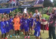 Irwan Basir: Sepak Bola Usia Dini Bukan Sekadar Skor, Tapi Pembentukan Karakter Generasi Muda Hal tersebut terlihat dalam pelaksanaan Milad MIN 6 Cup 2026, turnamen sepak bola kelompok usia 10 dan 12 tahun yang digelar dalam rangka memperingati Hari Ulang Tahun MIN 6 Kota Padang. Kegiatan tersebut ditutup pada Kamis (13/8/2026) di Lapangan Bola Parak Jaring, Kelurahan Korong Gadang, Kota Padang.