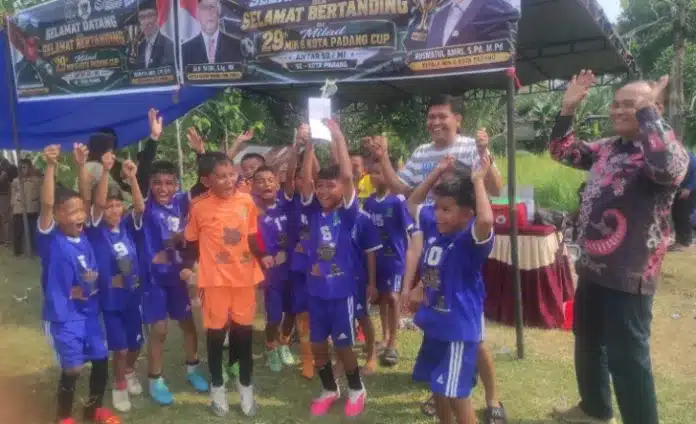 Hal tersebut terlihat dalam pelaksanaan Milad MIN 6 Cup 2026, turnamen sepak bola kelompok usia 10 dan 12 tahun yang digelar dalam rangka memperingati Hari Ulang Tahun MIN 6 Kota Padang. Kegiatan tersebut ditutup pada Kamis (13/8/2026) di Lapangan Bola Parak Jaring, Kelurahan Korong Gadang, Kota Padang.