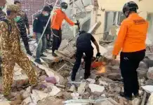 Gempa M 6,8 Guncang Timur Laut Nagekeo, BMKG Keluarkan Peringatan Dini Tsunami hingga 3 Meter Tim SAR Evakuasi Korban Gempa NTT M 7,7 di Maumere