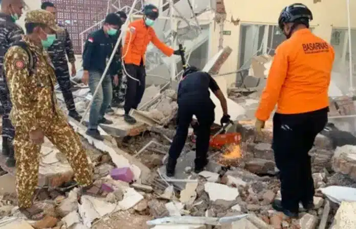 Tim SAR Evakuasi Korban Gempa NTT M 7,7 di Maumere