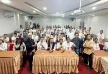 Zul Effendi Tegaskan Tantangan PWI Sumbar: Ribuan Wartawan, Hanya 600 Anggota Kondisi tersebut disampaikan Ketua Dewan Kehormatan (DK) PWI Sumbar, Zul Effendi, S.H., saat memberikan sambutan sekaligus menutup kegiatan Orientasi Kewartawanan dan Keorganisasian (OKK) PWI Sumbar Angkatan I 2026 di Edotel, Jumat (14/8/2026) tengah malam. (Foto: Yandra)