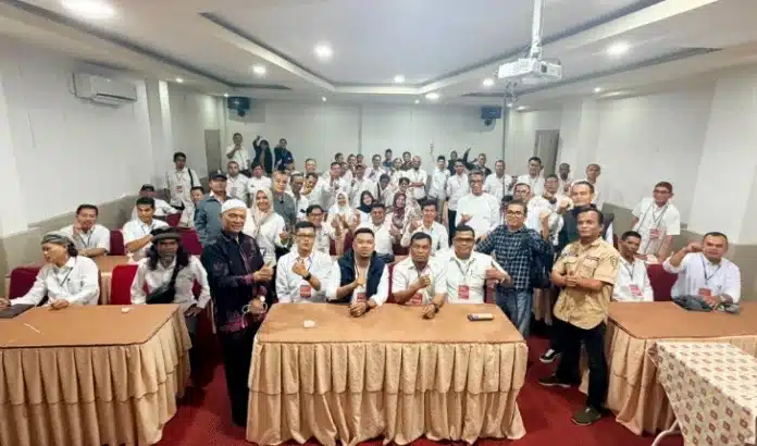 Kondisi tersebut disampaikan Ketua Dewan Kehormatan (DK) PWI Sumbar, Zul Effendi, S.H., saat memberikan sambutan sekaligus menutup kegiatan Orientasi Kewartawanan dan Keorganisasian (OKK) PWI Sumbar Angkatan I 2026 di Edotel, Jumat (14/8/2026) tengah malam. (Foto: Yandra)