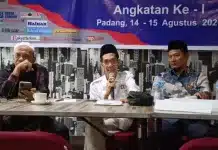 52 Peserta Lulus OKK PWI Sumbar, Profesionalisme dan Marwah Pers Jadi Penekanan Materi tersebut disampaikan Emil Mahmudsyah, Sukri Umar, dan Devi Diany, dengan M. Khudri bertindak sebagai moderator. Pembahasan juga menyentuh sejumlah ketentuan hukum yang berkaitan dengan aktivitas jurnalistik, termasuk aspek Undang-Undang Informasi dan Transaksi Elektronik (UU ITE) serta perlindungan anak.