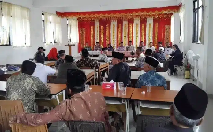 Pemerintah Kecamatan Kuranji bersama unsur TNI-Polri, tokoh adat, tokoh masyarakat, lurah, LPM, dubalang, dan Satpol PP Kota Padang mempertegas komitmen menjaga ketenteraman lingkungan dengan menyosialisasikan pembatasan jam tampil bagi pengusaha orgen tunggal di wilayah Kecamatan Kuranji, pada hari, Jum'at (14/8/2026).