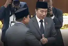 Jokowi Acungkan Jempol ke Prabowo Subianto Usai Pidato Kenegaraan, Sinyal Dukungan? Presiden ke-7 RI Joko Widodo (Jokowi) menunjukkan gestur positif kepada Presiden Prabowo Subianto seusai mengikuti Pidato Kenegaraan dalam Sidang Tahunan MPR dan Sidang Bersama DPR-DPD RI di Kompleks Parlemen, Senayan, Jakarta, Jumat (14/8/2026).