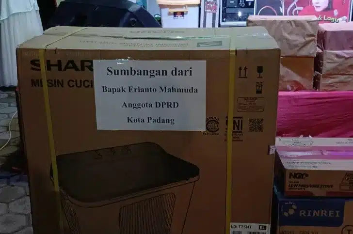 HUT RI ke-81, Erianto Apresiasi Pemuda Balai Baru Gunung Sarik dan Sumbangkan Mesin Cuci 3 Pantauan awak media di lokasi, Anggota DPRD Kota Padang Erianto turut memberikan bantuan berupa satu unit mesin cuci untuk mendukung kegiatan masyarakat. Bantuan tersebut diserahkan sebagai bentuk kepedulian dan dukungan terhadap kegiatan yang digelar Pemuda Balai Baru dalam rangka memeriahkan HUT Kemerdekaan RI ke-81.