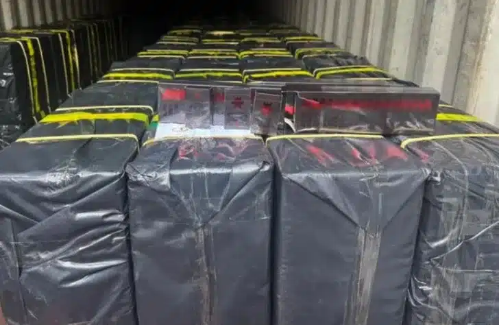 Tim Gabungan Gagalkan Penyelundupan 2,6 Ton Narkotika Cair di Perairan Tanjung Balai Karimun 1 Foto: Selain menyita 2,6 ton narkotika cair, petugas gabungan juga menemukan dugaan muatan jutaan batang rokok ilegal di kapal MV Ocean Porter saat dilakukan penindakan di perairan Kepulauan Riau. (Foto: Dok. Istimewa)